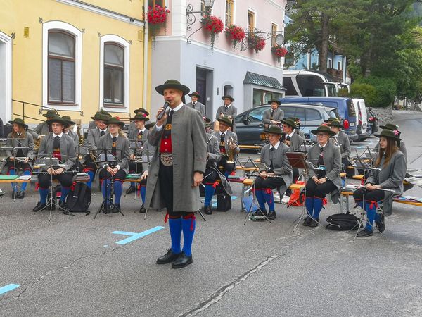 Platzkonzert vor dem Hotel Post